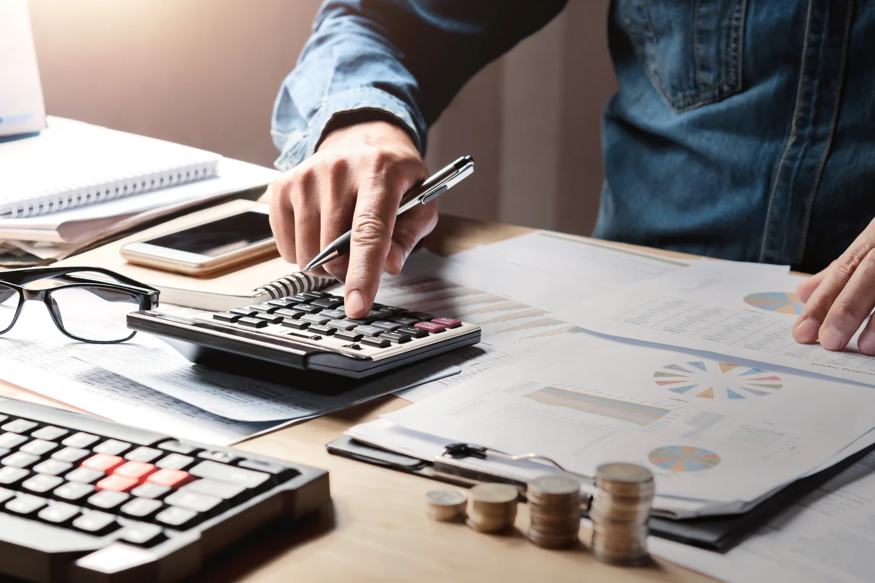 Accelerating and winning deals through efficient customer incentive governance